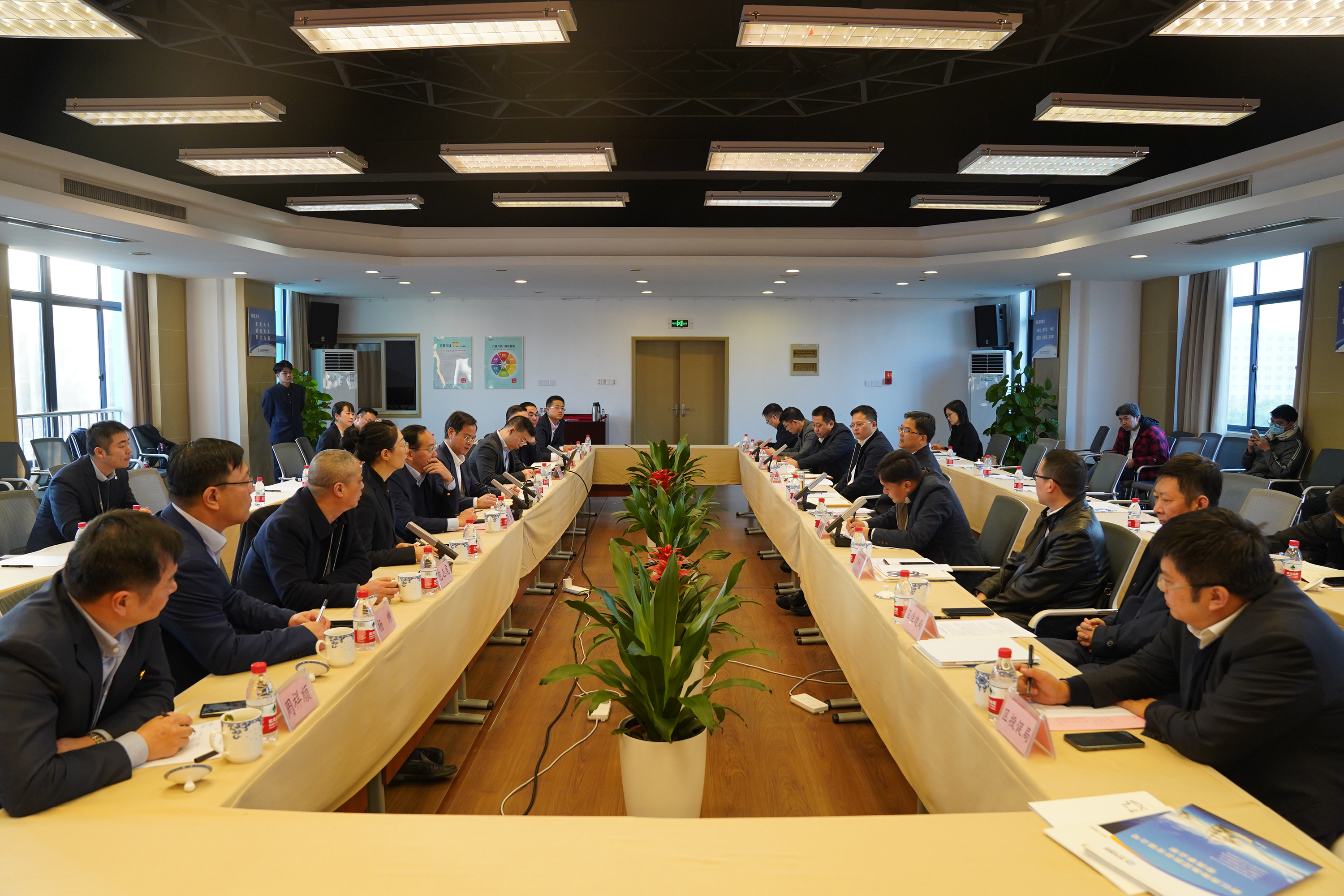 拱墅区委书记李志龙一行来尊龙凯时集团调研